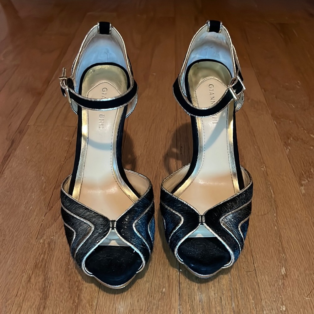 Gianni Bini Black and Gold heels